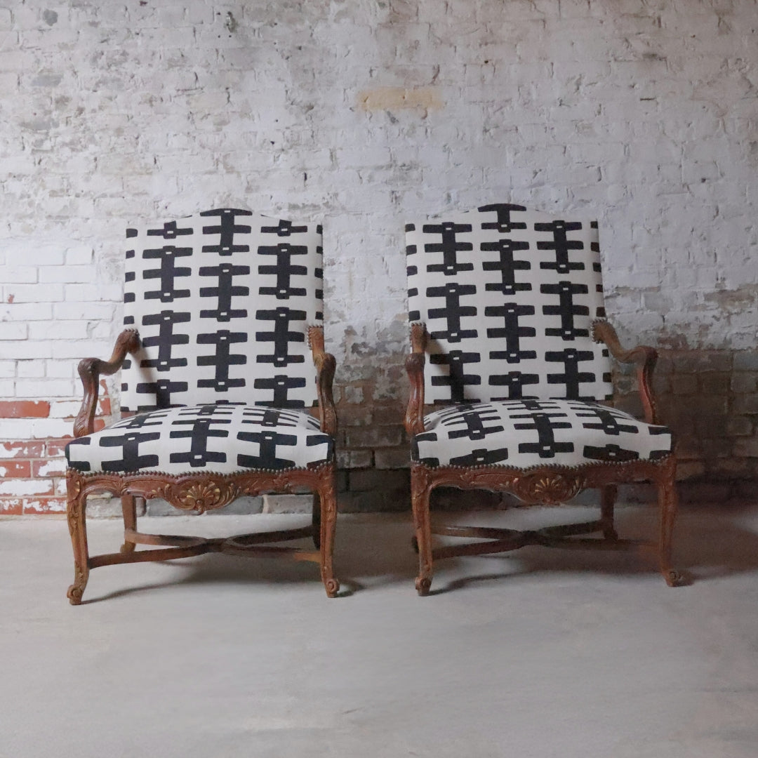 19th Century French Walnut Curved Back Armchair (Set of 2) - Thumbnail 5